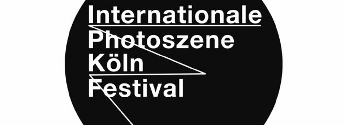 Logo Internationale Photoszene Köln Festival. schwarzer Kreis mit weißer Schrift