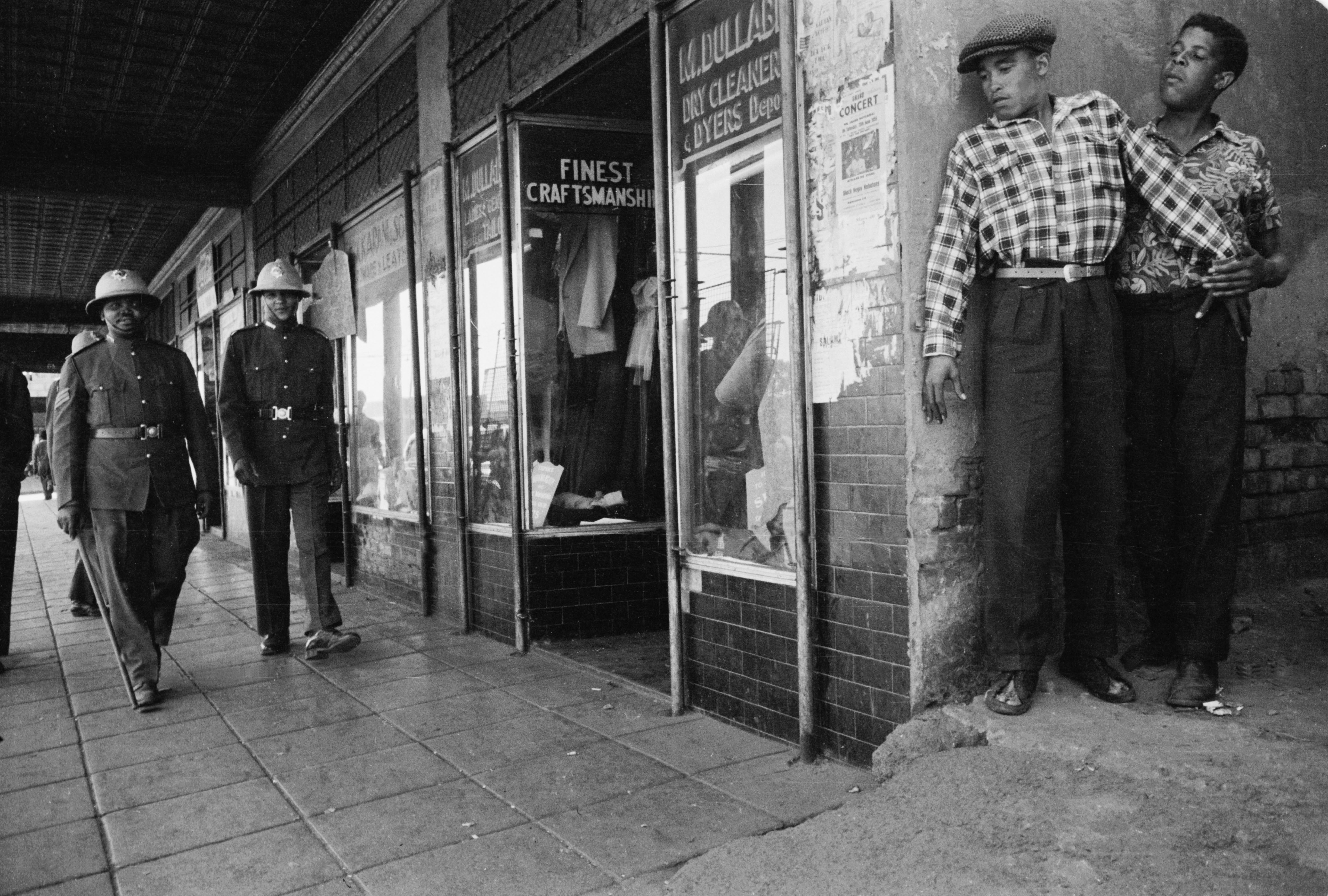 Avoiding the Pass, Johannesburg 1955, Photograph courtesy of the Jürgen Schadeberg estate.