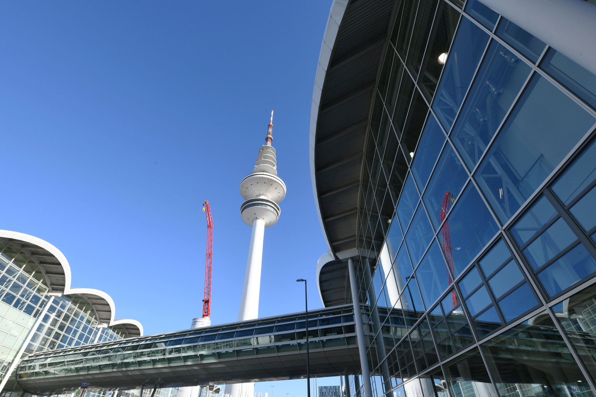 Skywalk der Hamburg Messe , im Hintergrund der Fernsehturm 